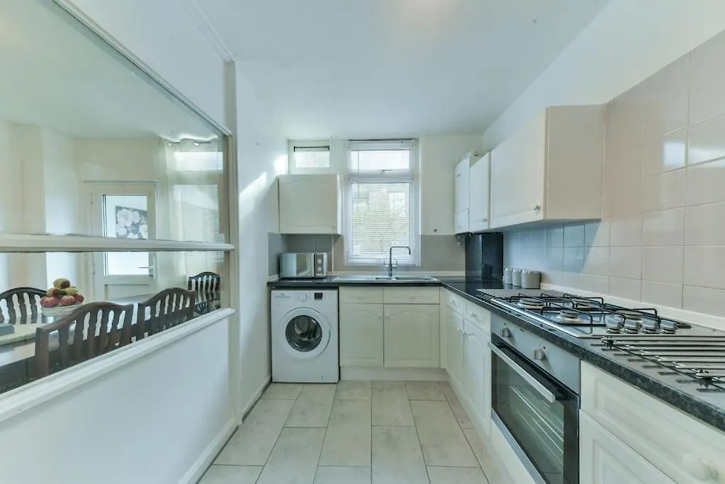 Nice Home In London, Central Peckham 0*, London